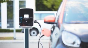 Voiture électrique En station, alerte aux arnaques !