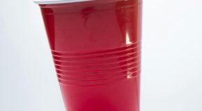 Gobelets jetables en plastique Leur interdiction repoussée de 4 ans