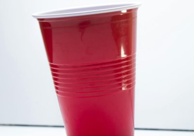 Gobelets jetables en plastique Leur interdiction repoussée de 4 ans